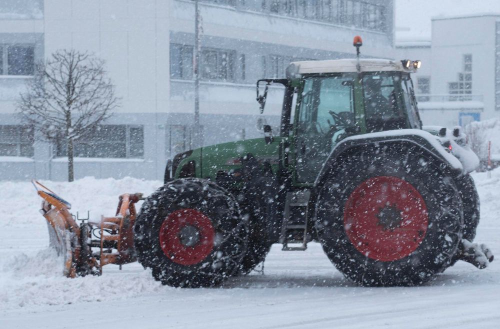 Eine Kennleuchte mit gelben Blinklicht ist Pflicht für den Winterdienst mit Traktor.