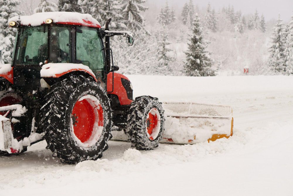 Schneeschild, Schneefräse oder Kehrmaschine - was ist das richtige Gerät für den Winterdienst