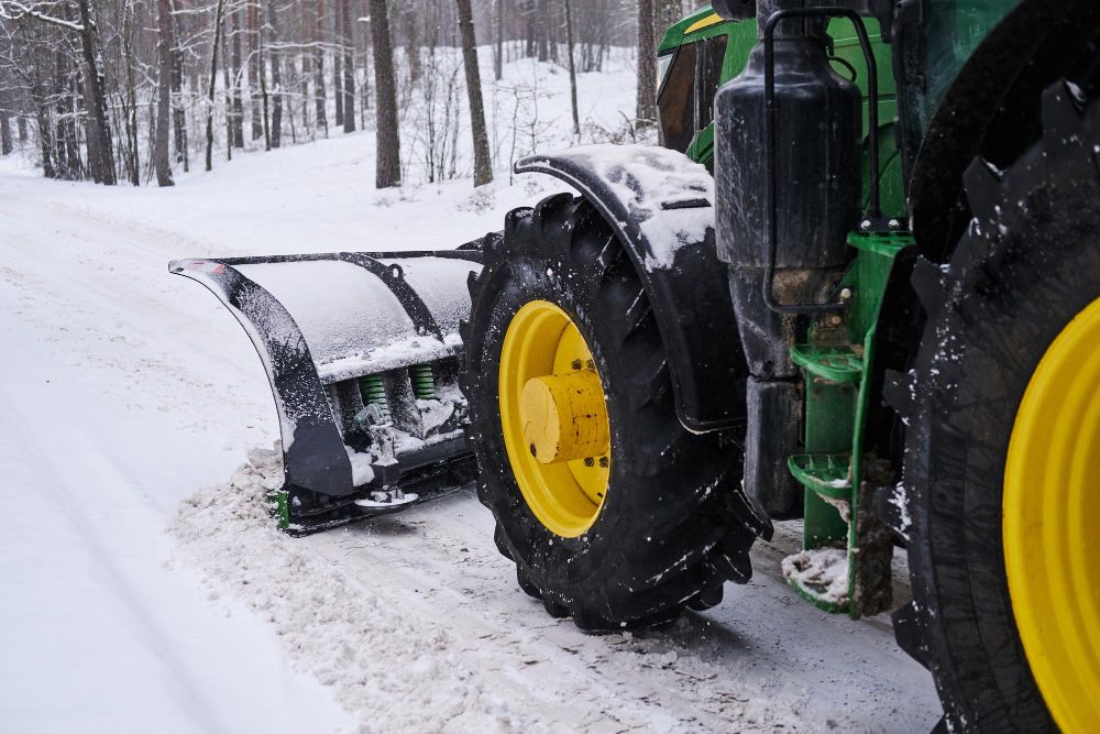 Landwirte müssen im Winterdienst rechtliche Vorgaben beachten. 