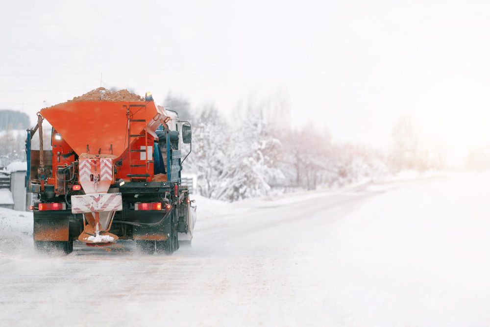 Im Winterdienst wird häufig mit Salz gestreut.